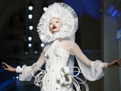 La modelo surcorenana Soo-Joo Park desfila por la pasarela con una creaci&oacute;n de alta costura de la colecci&oacute;n Oto&ntilde;o/Invierno 2016/2017 de Jean-Paul Gaultier.