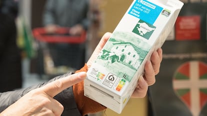 Una botella de leche de marca propia de Eroski.