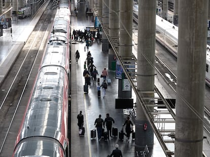 Varias personas en una de las vías de la estación Puerta de Atocha-Almudena Grandes, el 30 de diciembre.