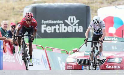 Nairo Quintana (i) cruza la meta por delante de Chris Froome.