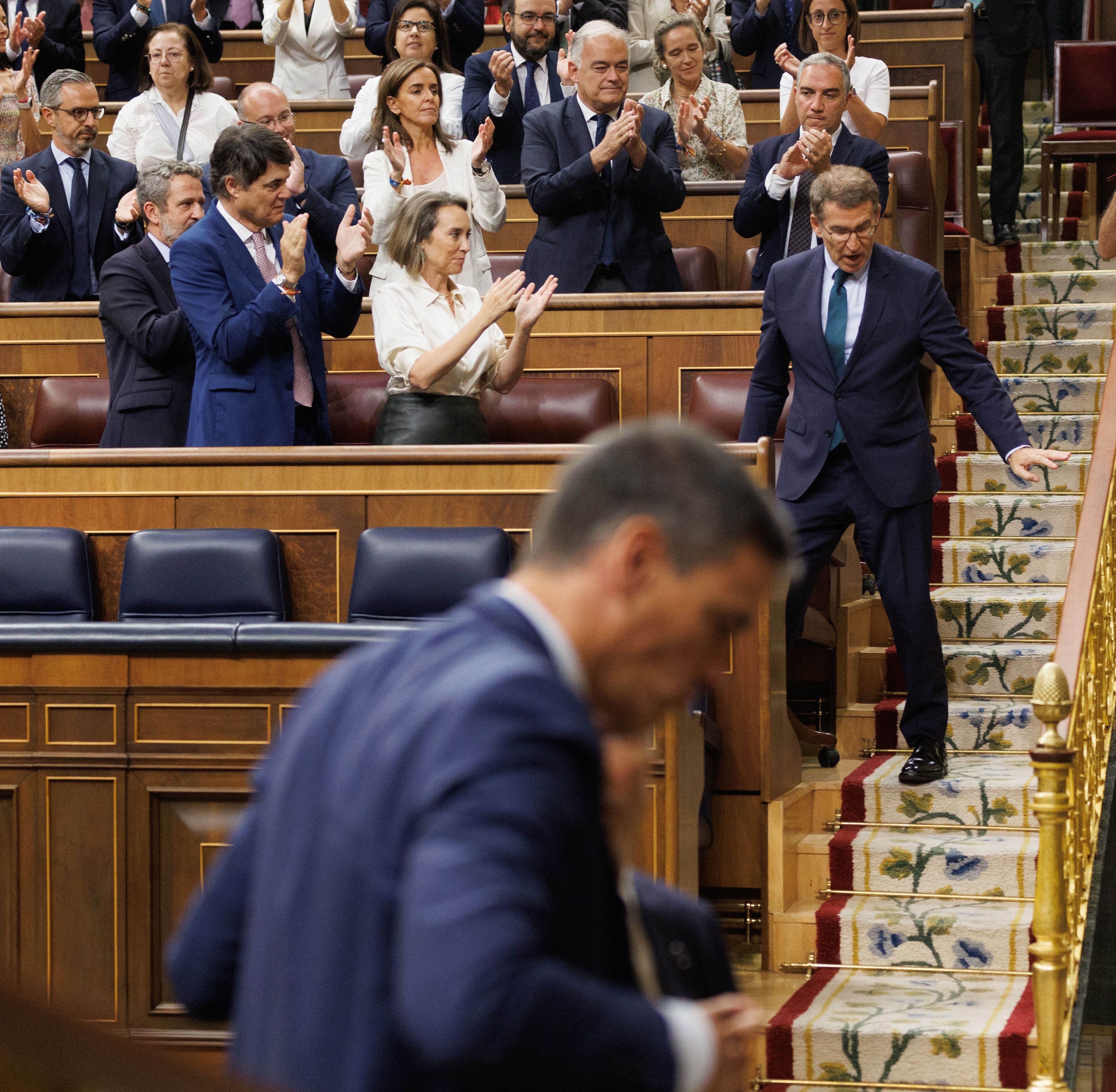 La bancada del PP aplaudía a su líder, Alberto Núñez Feijóo (a la derecha). En primer término, Pedro Sánchez, presidente del Gobierno en funciones.  