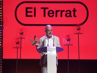 Mia Font, content creator of El Terrat, collects the producer award at the Ondas Globales Podcast Awards, in Malaga.
