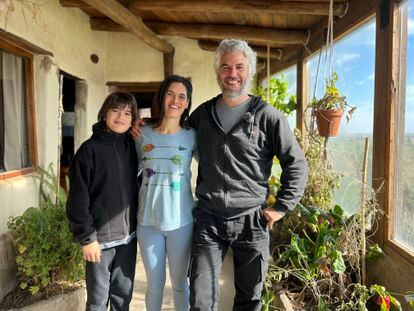Maximiliano Donofrio con su pareja, Gabriela y su hijo Taiel en el barrio sustentable en Buenos Aires