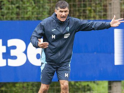 Mendilibar, dirigiendo un entrenamiento del Eibar.