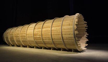 La estructura tubular de &#039;Entrevendo&#039;, de Cildo Meireles, una de las obras del Macba. 