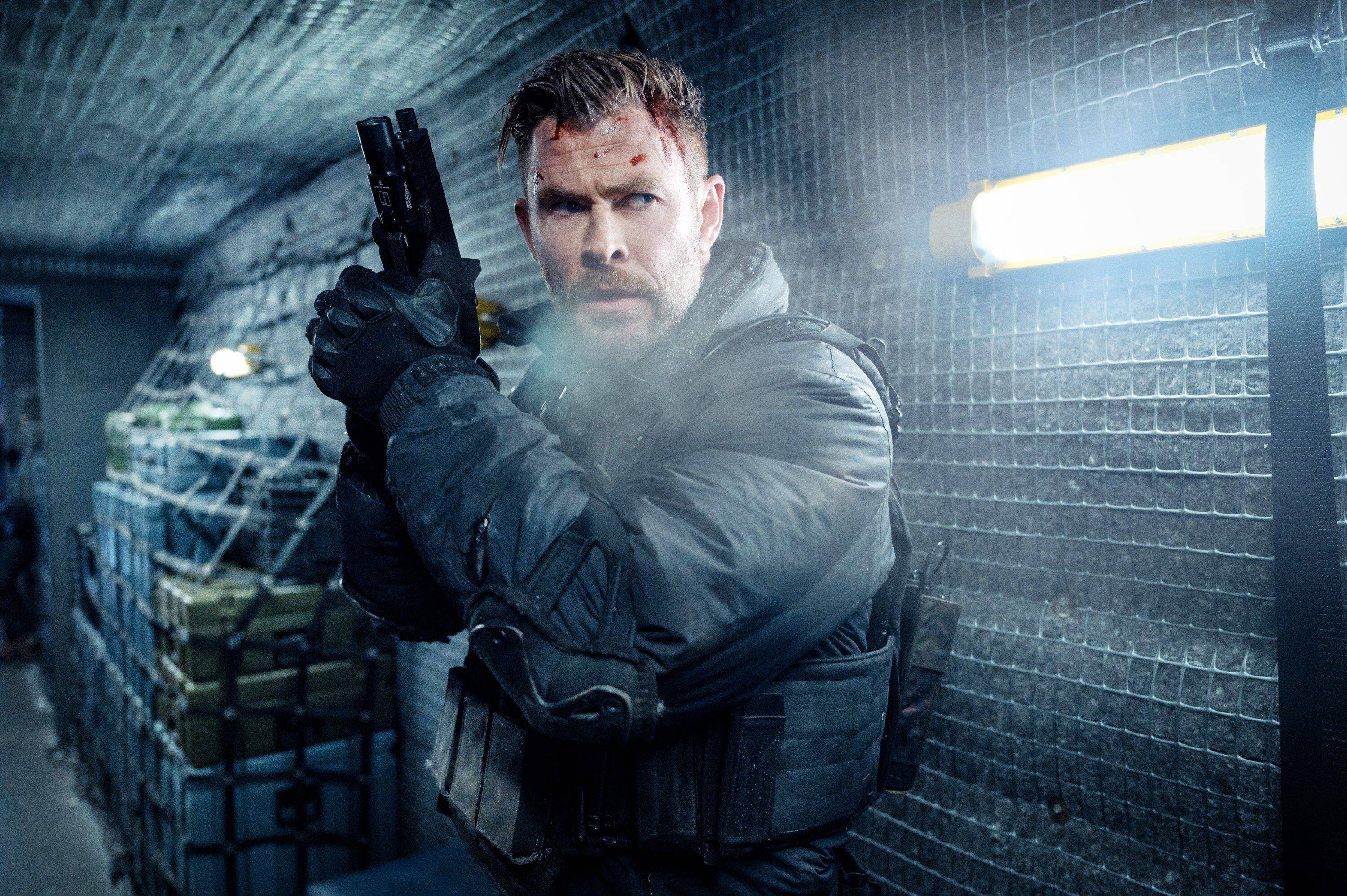 Chris Hemsworth en un fotograma de la película Tyler Rake 2.