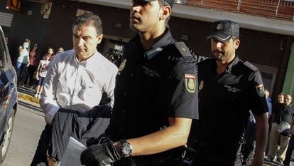 La Policía traslada a Serafín Castellano tras ser detenido por integrar la trama del fuego, en 2015.