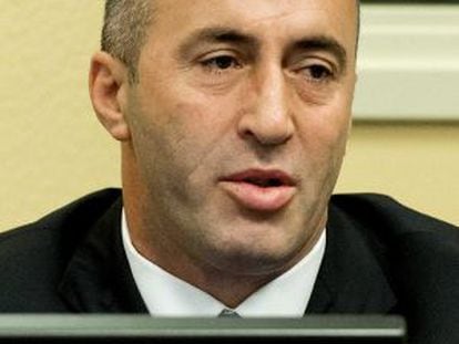 El ex primer ministro kosovar, Ramush Haradinaj, asiste a la sesión de su juicio en La Haya.