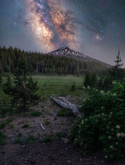 'Stargazing under Central Oregon skies'. Monte Bachelor (EE UU).
