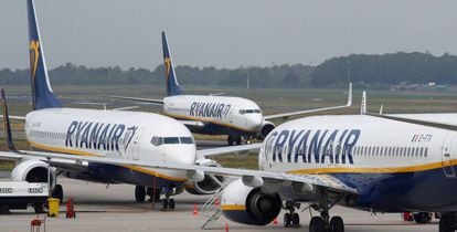  Aviones de Ryanair en el aeropuerto de Weeze, Alemania.