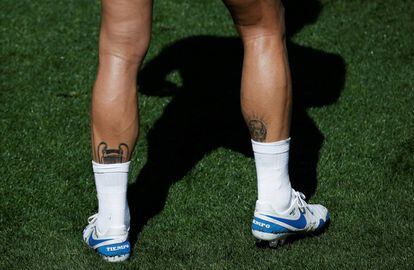 El tatuaje de la décima en el gemelo izquierdo de Sergio Ramos.