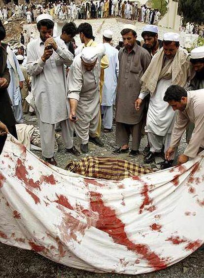 Un suicida se ha hecho estallar en una mezquita repleta de fieles en Pakistán
