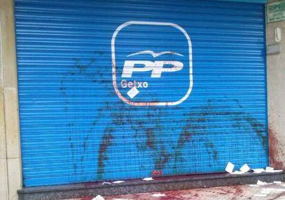 Daños causados en la sede del PP en Getxo.