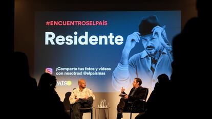 El músico Residente conversa con el periodista Fernando Navarro y un grupo de lectores de EL PAÍS. 