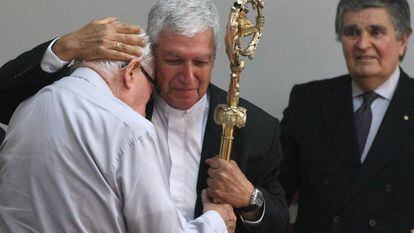 Monseñor Castillo recibe del obispo Bambarén (i) el báculo que perteneció al arzobispo de Lima Juan Landázuri.