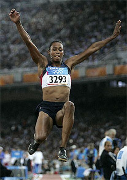 Marion Jones vuelta hasta los 6,70 metros, clasificatorios, tras un primer salto nulo.