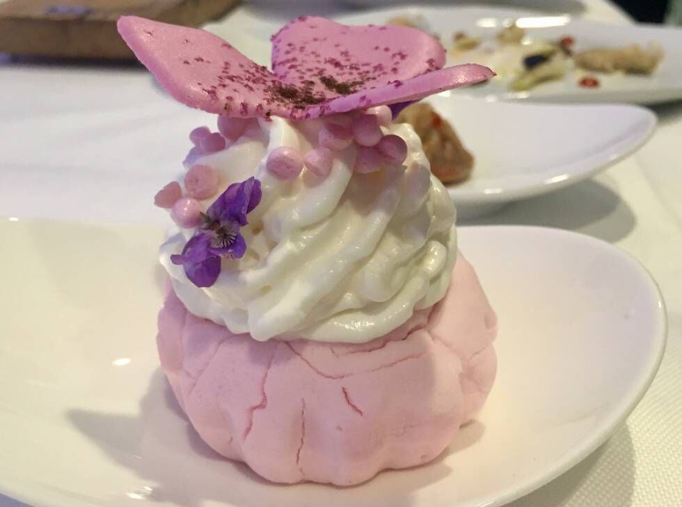 Postre con violetas y merengue, de Joan Roca.