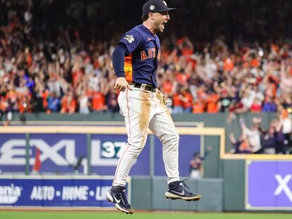 Alex Bregman, jugador de los Astros de Houston Astros, celebra la victoria de su equipo el domingo.