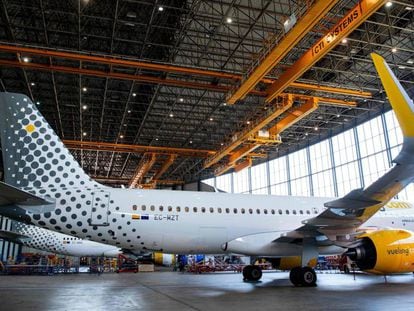 Presentación del nuevo modelo Airbus A 320neo de Vueling, en El Prat.