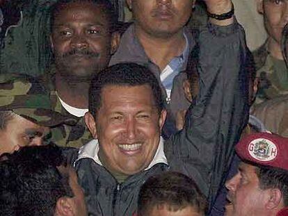 Hugo Chávez saluda al llegar al palacio de Miraflores tras ser liberado por sus captores golpistas, el 14 de abril de 2002.