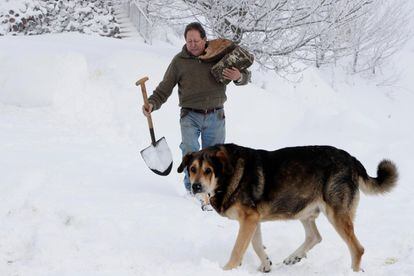 José Antonio Iglesias y su perro, en el Alto do Poio (Lugo), este sábado.