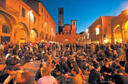 Estudiantes en la plaza de Santo Stefano en Bolonia, una de las ciudades europeas que m&aacute;s erasmus atraen.
