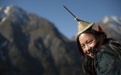 Una chica sonríe en el remoto pueblo de Laya, al norte de Bután.