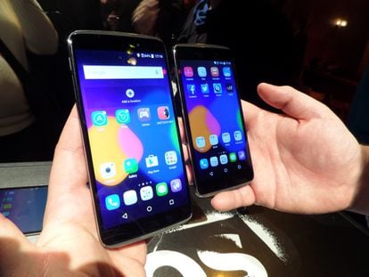Alcatel One Touch Idol 3, presentan el primer smartphone que, con dos tamaños de pantalla, da igual como lo pongas porque el interfaz siempre se pone "del derecho".