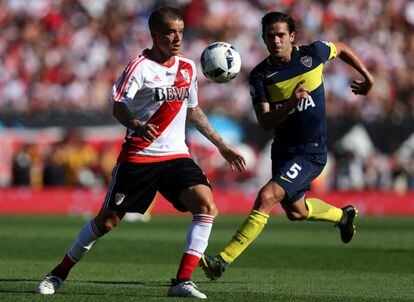 Andrés D'Alessandro (izquierda), del River Plate, en un momento del partido frente a Fernando Gago, del Boca Juniors.