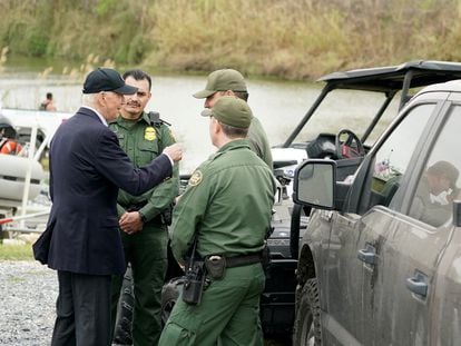 El presidente de Estados Unidos, Joe Biden, con agentes de las patrullas fronterizas en Brownsville (Texas).