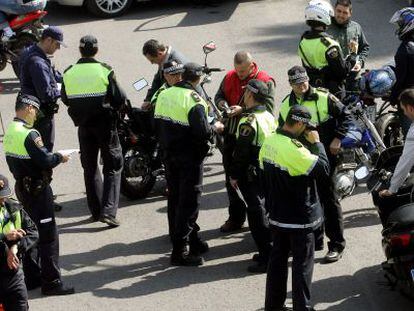 La Polic&iacute;a Local de Valencia durante un control de motos en una imagen de archivo.