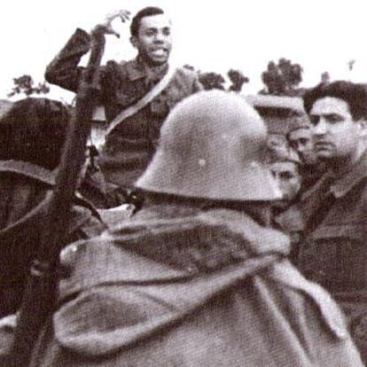 El poeta Miguel Hernández arenga a las tropas en la Guerra Civil.