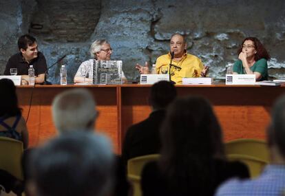 Los autores del libro, Juan Carlos Colomer (primero por la izquierda), y Josep Sorribes (tercero), durante la presentaci&oacute;n del acto. 