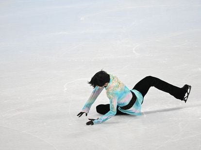 Hanyu, en el suelo, tras intentar y fallar el cuádruple axel.