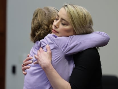 Amber Heard se abraza a su abogada Elaine Bredehoft tras conocer el veredicto.