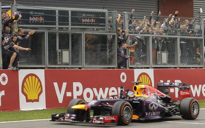 Vettel cruza vencedor la línea de meta en Spa.