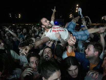 Un joven es levantado por la multidud durante el concierto de Parquet Courts.