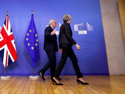 May y Juncker, antes de una reunión que mantuvieron el pasado noviembre en Bruselas.