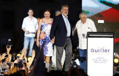 El candidato Alejandro Guillier cierra su campaña electoral en Santiago de Chile junto al expresidente uruguayo Pepe Mujica.