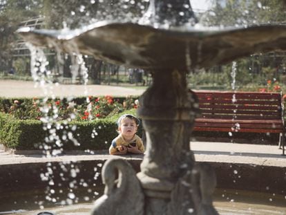 Un niño juega junto a una fuente, en Santiago (Chile).