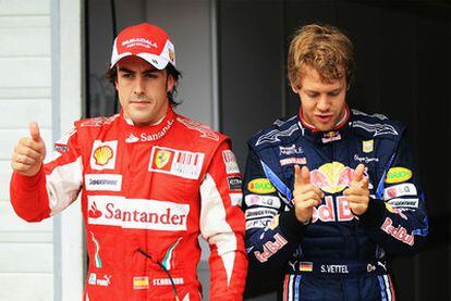 Alonso y Vettel, tercero y primero respectivamente, celebran sus puestos tras la clasificación de ayer.