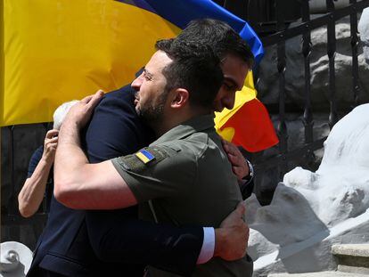 Pedro Sánchez se abrazaba con Volodímir Zelenski, este sábado en Kiev.