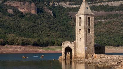 GRAFCAT474 Vilanova de Sau (BARCELONA) 12/08/2022. El pantano de Sau, en el término de Vilanova de Sau (Barcelona) y que está al 39% por ciento de su capacidad debido a la sequía que sufre Cataluña, deja al descubierto la iglesia románica del siglo XI, cosa que atrae a los visitantes y curiosos. Cataluña es una de las zonas de España en peor situación de reservas de agua en sus cuencas internas llegando a un máximo del 42% total. EFE/David Borrat.

