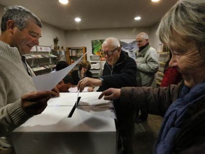 Ve&iuml;ns de la zona del Moian&egrave;s votant.