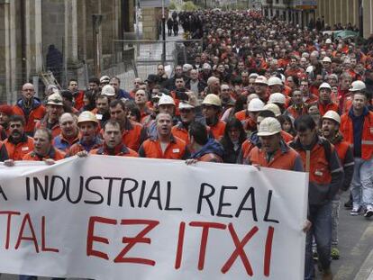 ESPA&Ntilde;A ARCELOR ZUMARRAGA:GRA047. ZUMARRAGA (GUIPUZCOA), 19/03/2016.- Los trabajadores de la planta de ArcelorMittal de Zumarraga celebran una manifestaci&oacute;n en esta localidad guipuzcoana para protestar por los planes de la empresa, que plantea un &quot;cese parcial de la actividad&quot; en esta f&aacute;brica. EFE/Juan Herrero