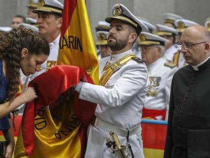 Una mujer jura la bandera este s&aacute;bado en el Paseo del Prado de Madrid.