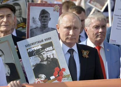 El presidente ruso, Vladimir Putin, ha participado durante un rato en la marcha del Regimiento Inmortal en Moscú. Llevaba un retrato de su padre, Vladimir Spiridonovich Putin, que luchó en la Gran Guerra Patria.