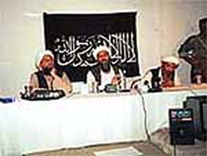 Osama Bin Laden preside, con Ayman Zawahari a su derecha una reunión clandestina en Afganistán en el año 1998