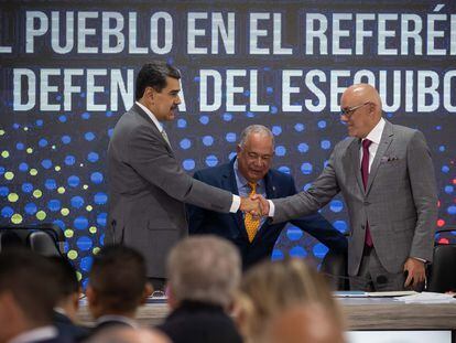 El presidente de Venezuela, Nicolás Maduro, saluda al presidente de la Asamblea Nacional (AN), Jorge Rodríguez, durante un acto en el Consejo Nacional Electoral (CNE) este lunes, en Caracas.