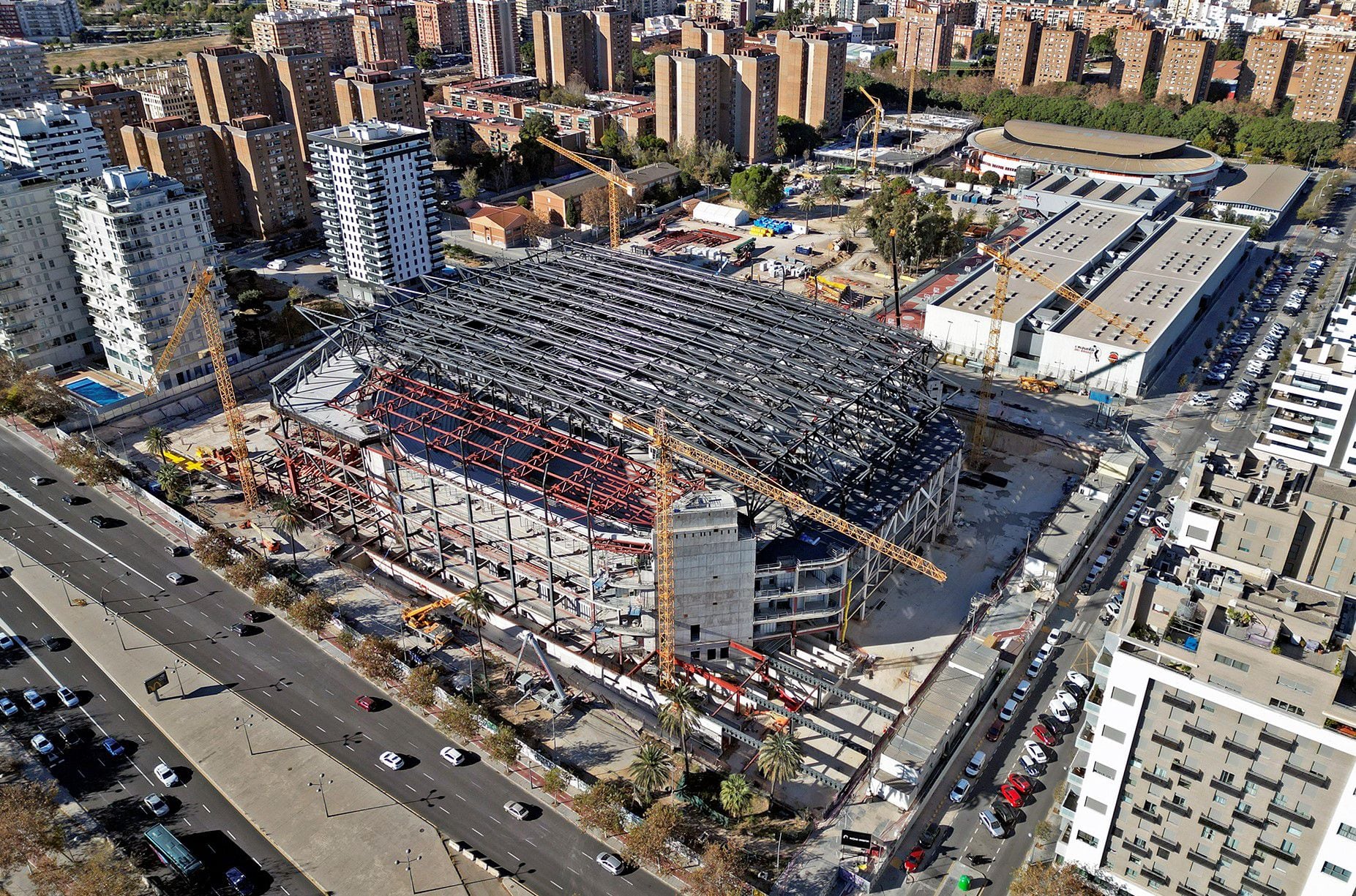 Juan Roig inyecta 60 millones para finalizar las obras de su futuro pabellón en Valencia